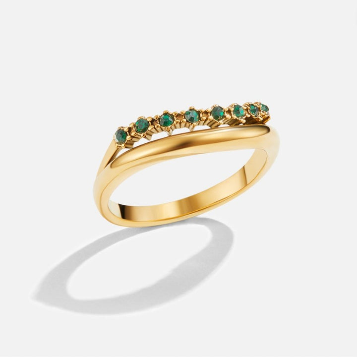 Elegant, smaragdgrønn ring med raffinerte lag