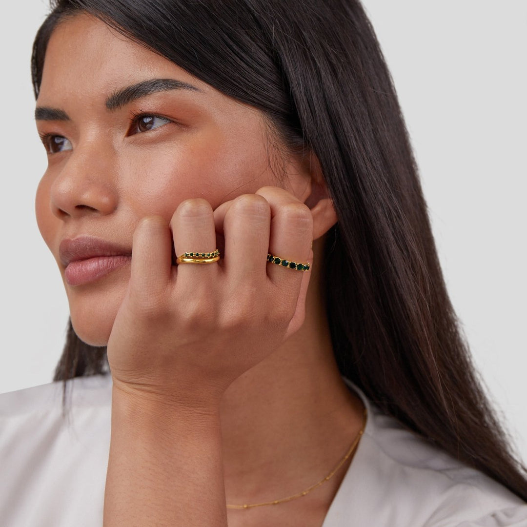 Elegant, smaragdgrønn ring med raffinerte lag