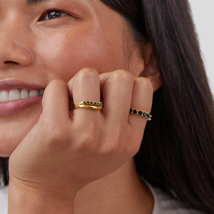 Elegant, smaragdgrønn ring med raffinerte lag