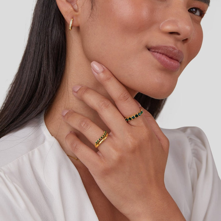 Elegant, smaragdgrønn ring med raffinerte lag