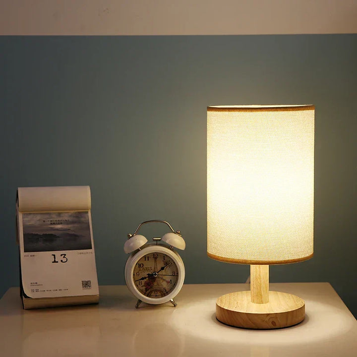 Moderne Trelampe til Nattbord | Dimbar & Fjernkontroll