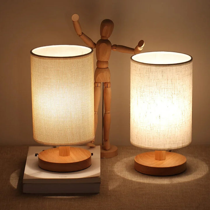 Moderne Trelampe til Nattbord | Dimbar & Fjernkontroll