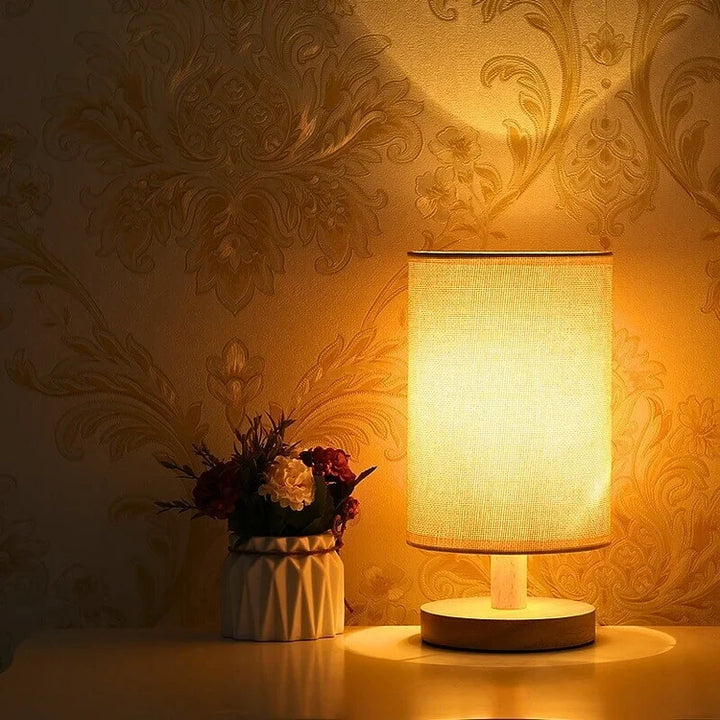 Moderne Trelampe til Nattbord | Dimbar & Fjernkontroll