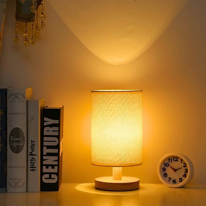 Moderne Trelampe til Nattbord | Dimbar & Fjernkontroll