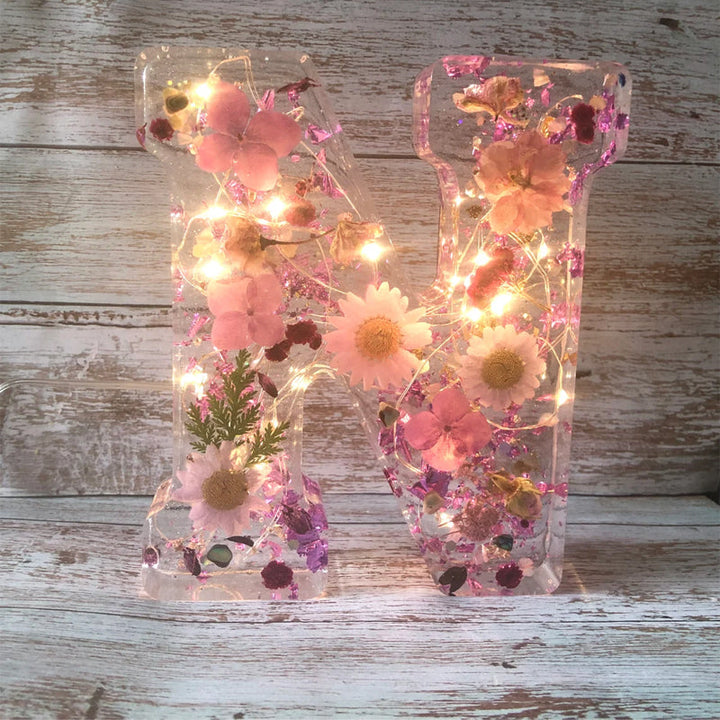 Nattlampe formet som forbokstav, resin med tørkede blomster