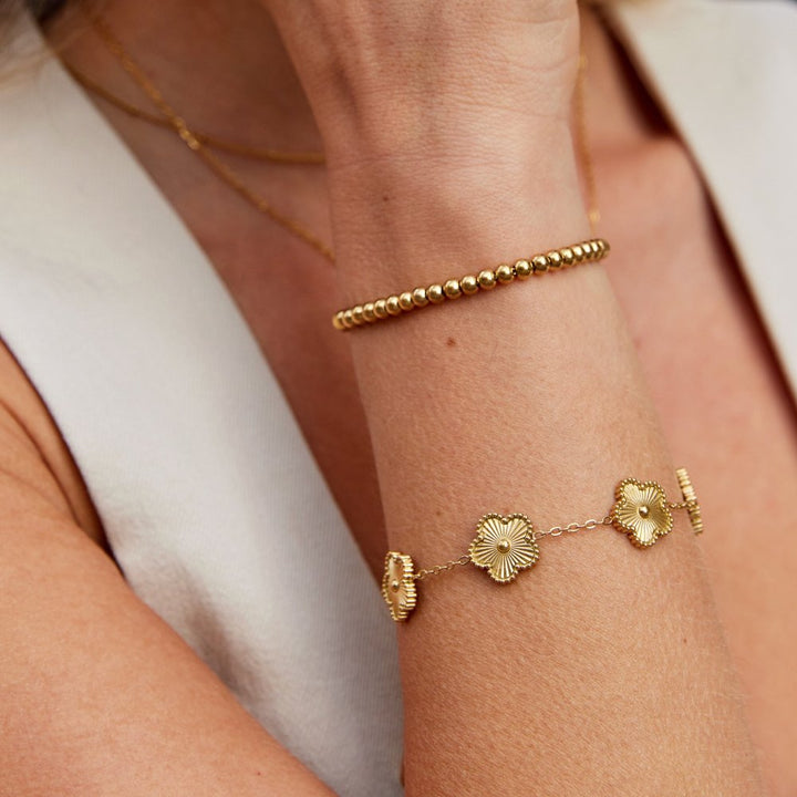 Elegant armbånd i gull med perledetaljer