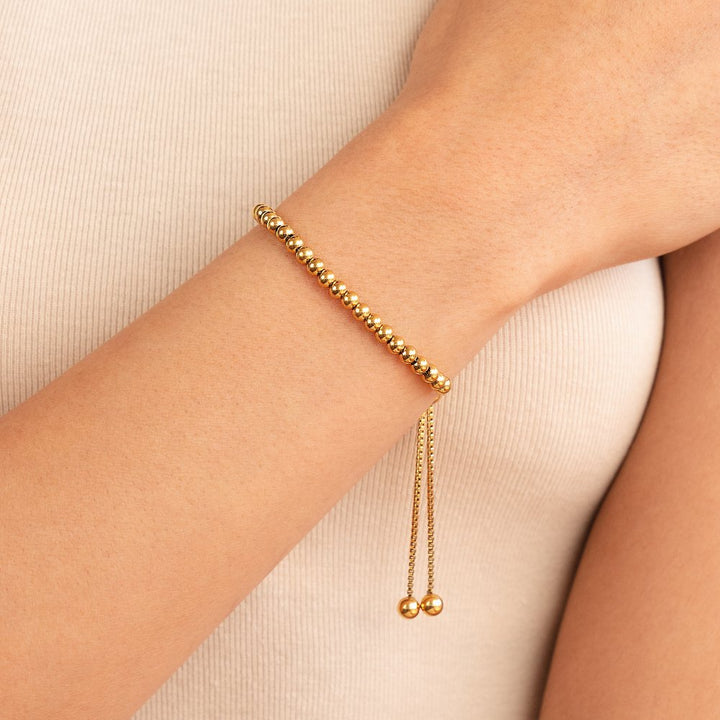 Elegant armbånd i gull med perledetaljer