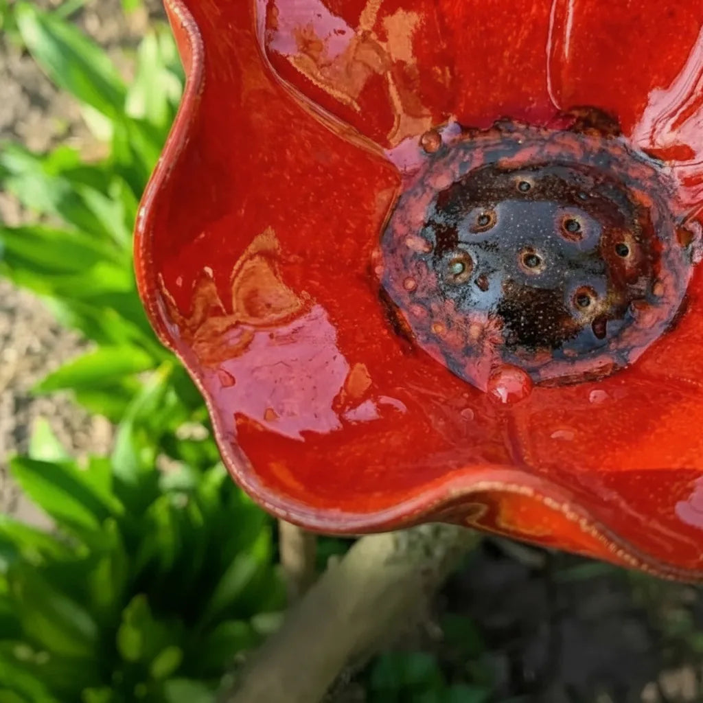 Fuglebad som valmue i metall med jordspyd – hage- og balkongpynt, 60 cm