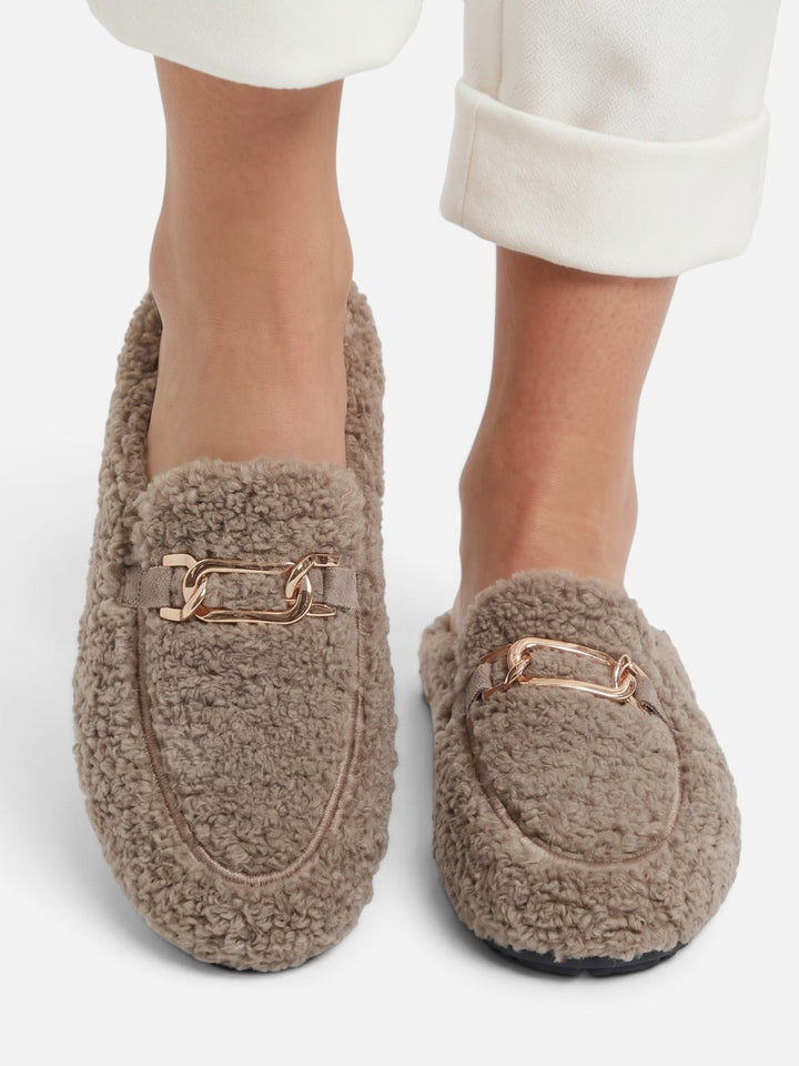 Loafer-muler i sherpa med kjede til dame