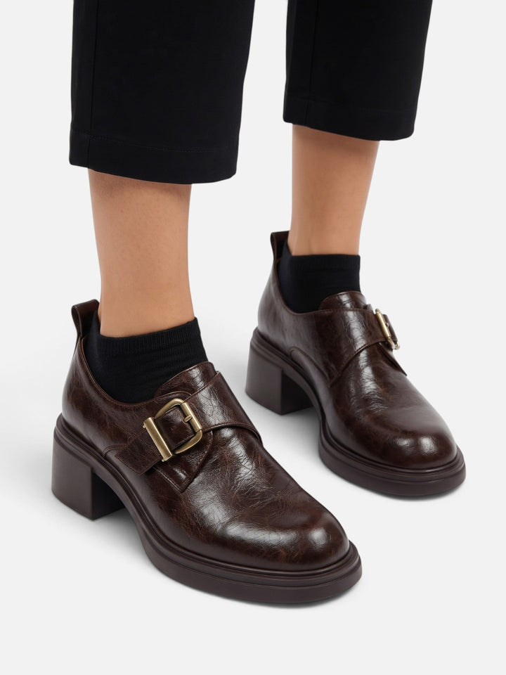 Loafers i skinn med spenne og blokkhæl til dame