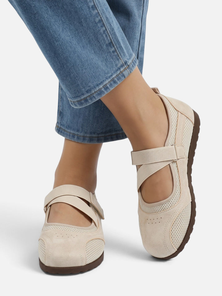 Sneakerina-ballerinasko i mesh med kryssende stropper
