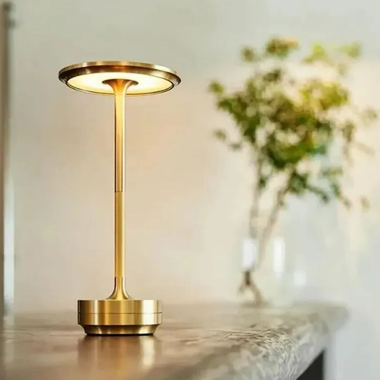 Einfach, kabellose Tischlampe mit Laden