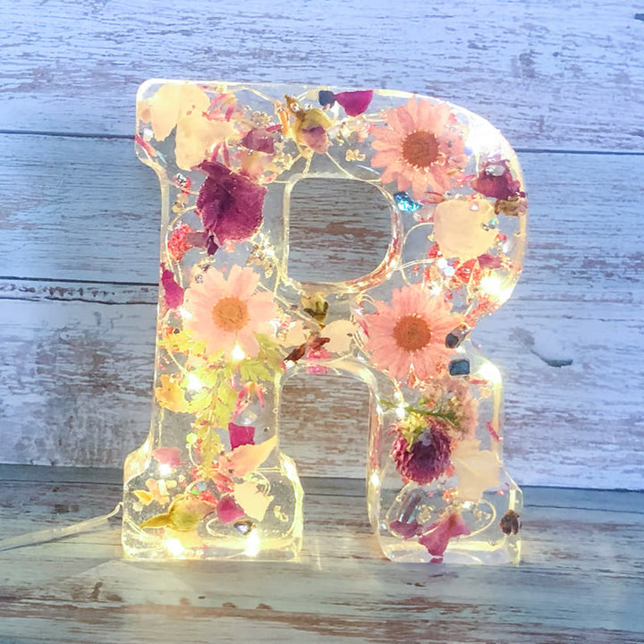 Nattlampe formet som forbokstav, resin med tørkede blomster