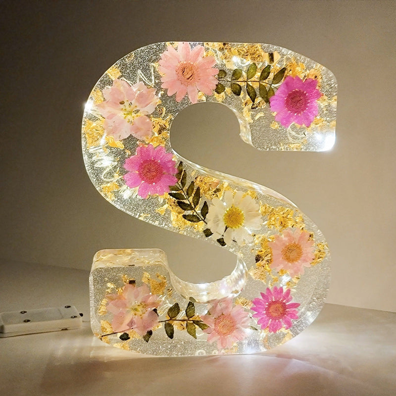 Nattlampe formet som forbokstav, resin med tørkede blomster