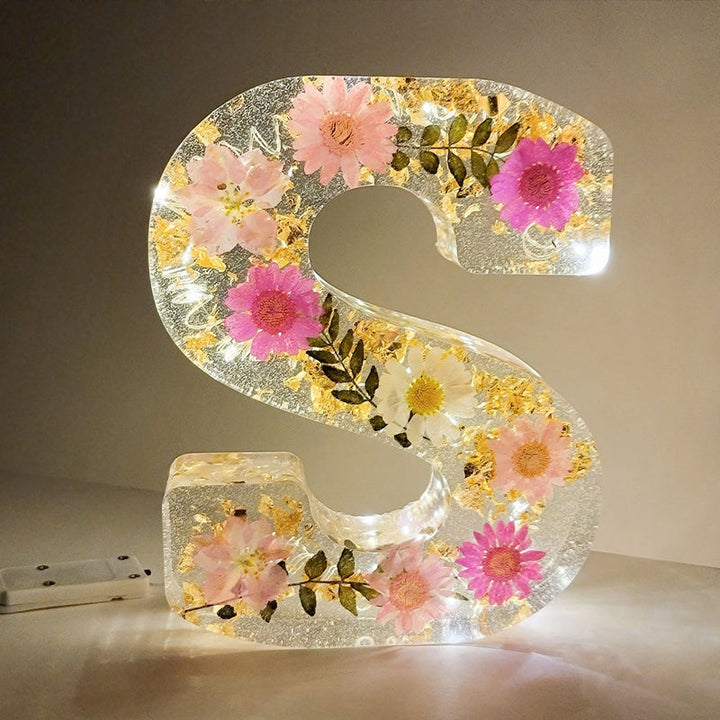 Nattlampe formet som forbokstav, resin med tørkede blomster