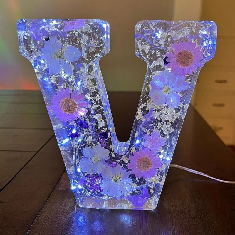 Nattlampe formet som forbokstav, resin med tørkede blomster