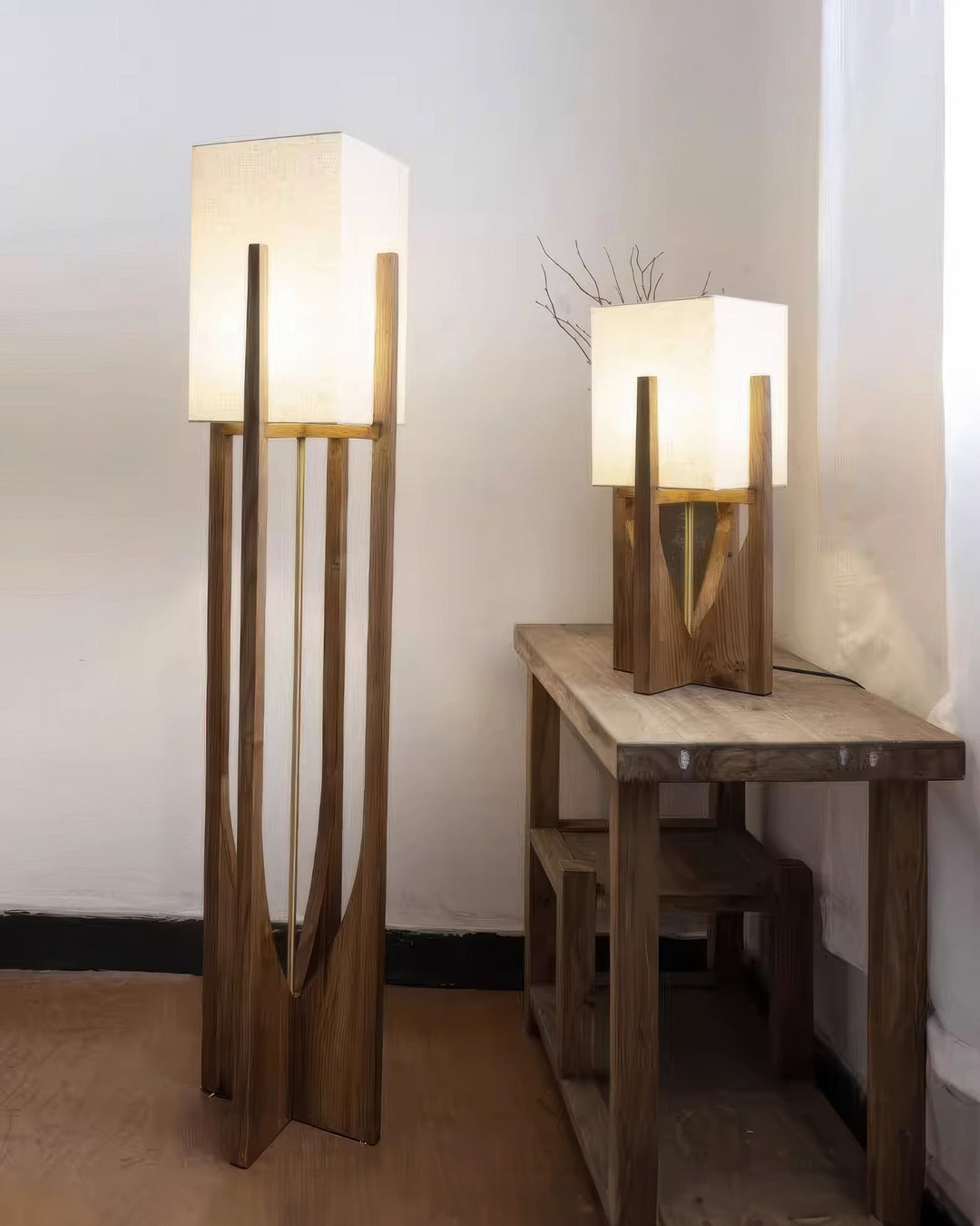 Gulvlampe i valnøtt | Minimalistisk og koselig