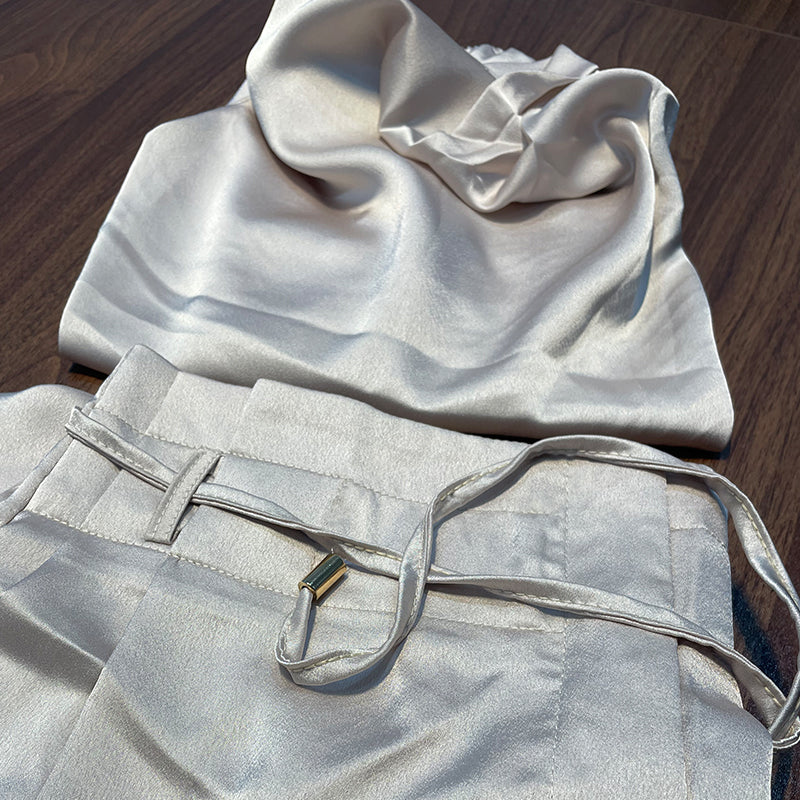 Luksuriøst todelt sett med elegant topp og utsvingte bukser