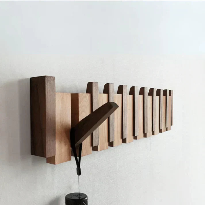 Knaggrekke i tre med pianodesign – Elegant veggorganisator for entreen