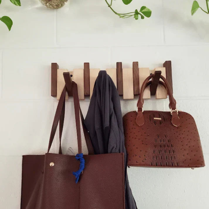 Knaggrekke i tre med pianodesign – Elegant veggorganisator for entreen