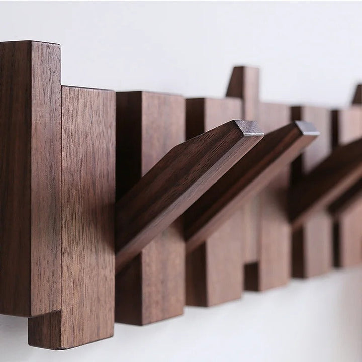 Knaggrekke i tre med pianodesign – Elegant veggorganisator for entreen